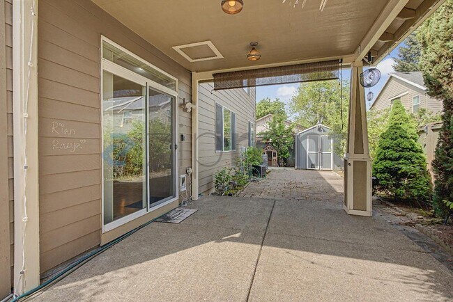 Building Photo - 132 NE 63rd Ave