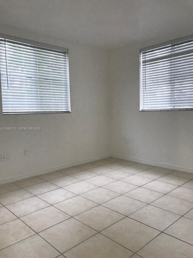 Building Photo - 13800 NE 3rd Ct