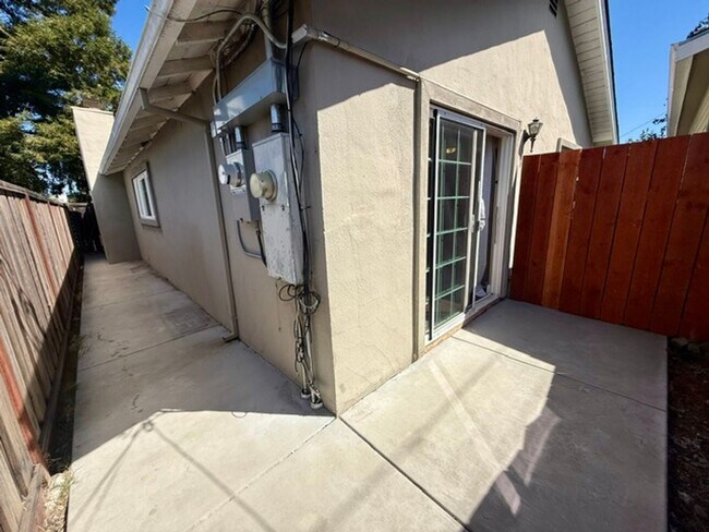 Building Photo - 411 Hiller St