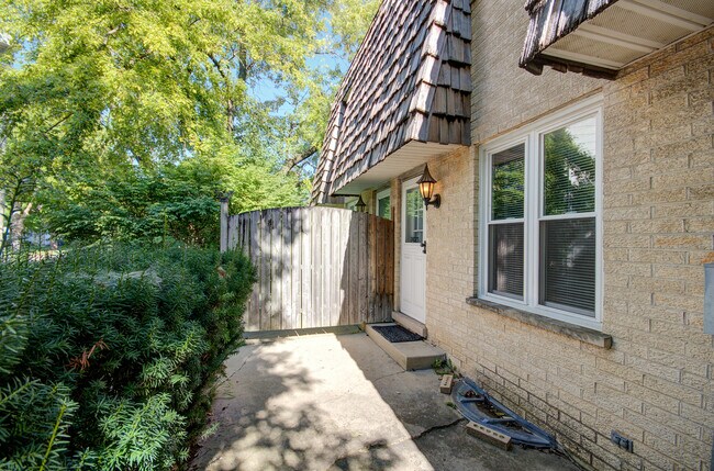 Building Photo - 24023 W Oak St