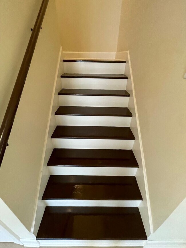 Building Photo - Pre-Leasing Now for 2026 UK School Year!