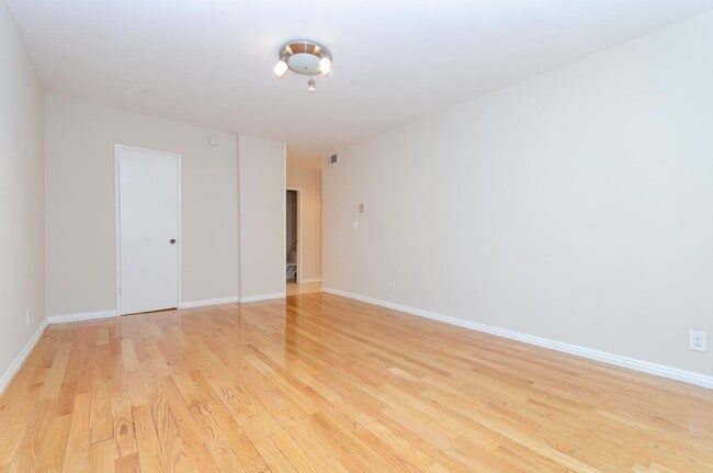 Building Photo - Stunning renovated apartment in the Heart ...