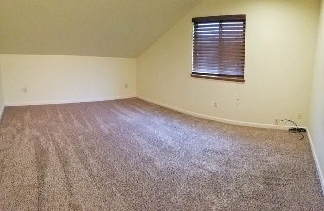 Building Photo - Spacious 4-Bedroom Home with Fenced Yard &...
