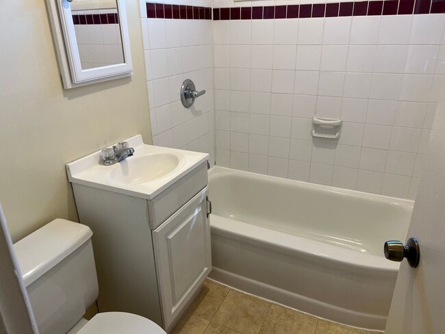 Building Photo - Spacious Home , Great Location
