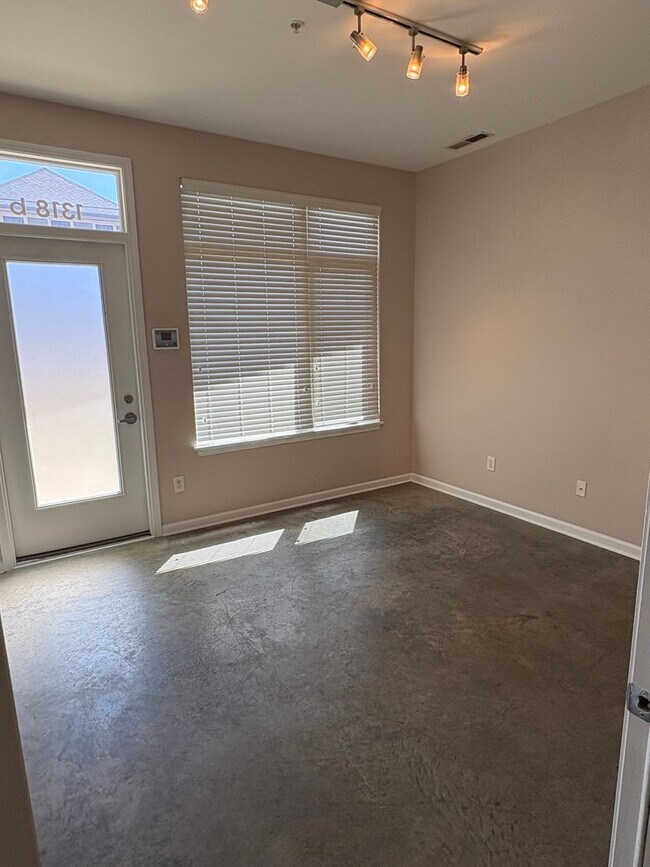 Building Photo - Beautiful 1 bedroom Modern Townhome