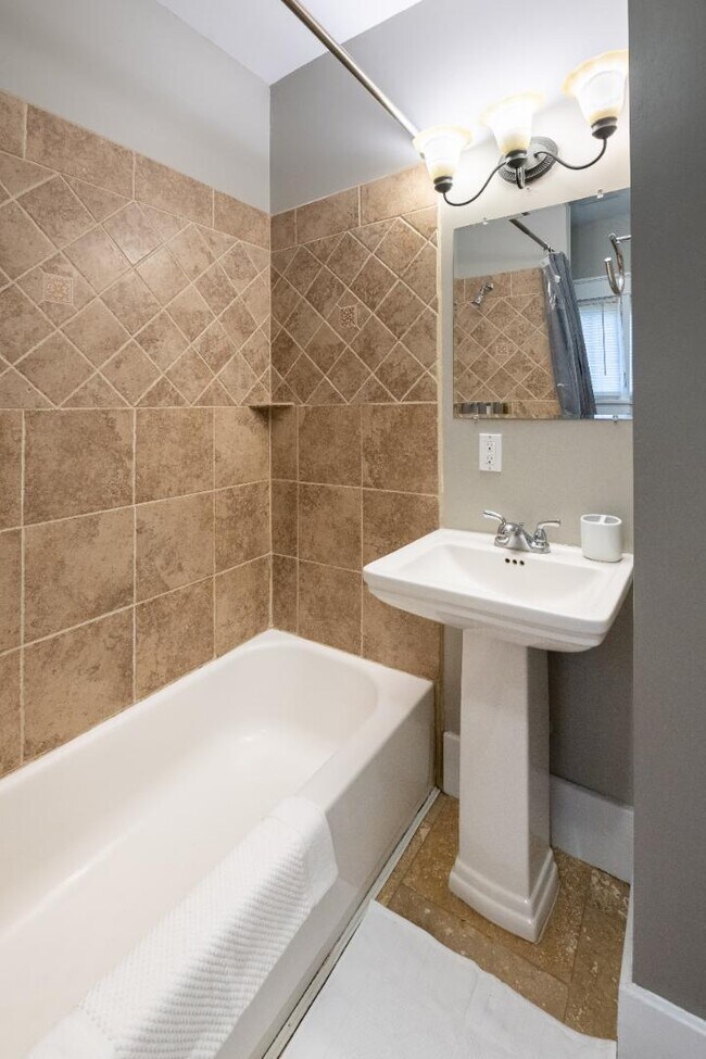 Building Photo - 902 Marquette Ave NW