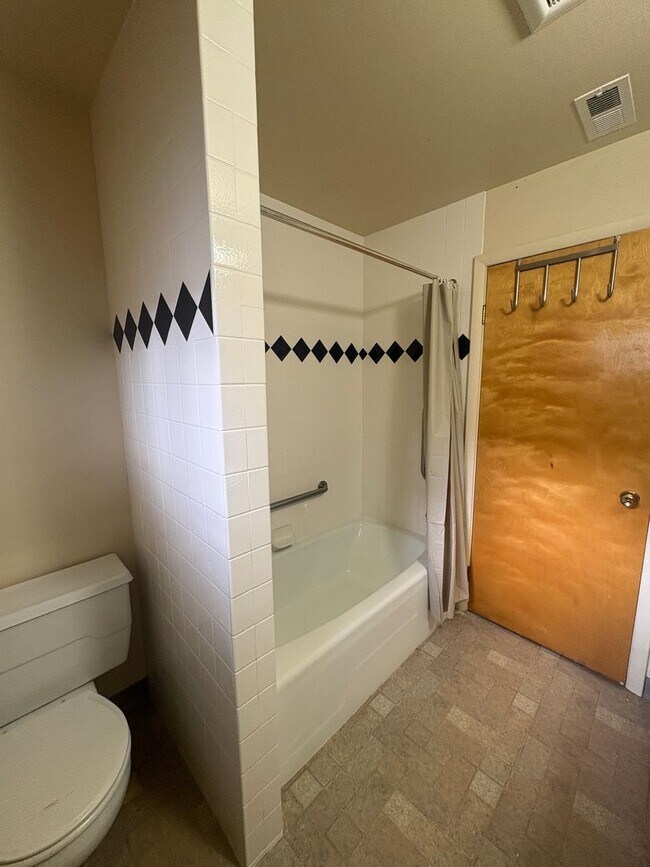 Building Photo - 4 Bedroom 2 Bathroom Furnished Rental