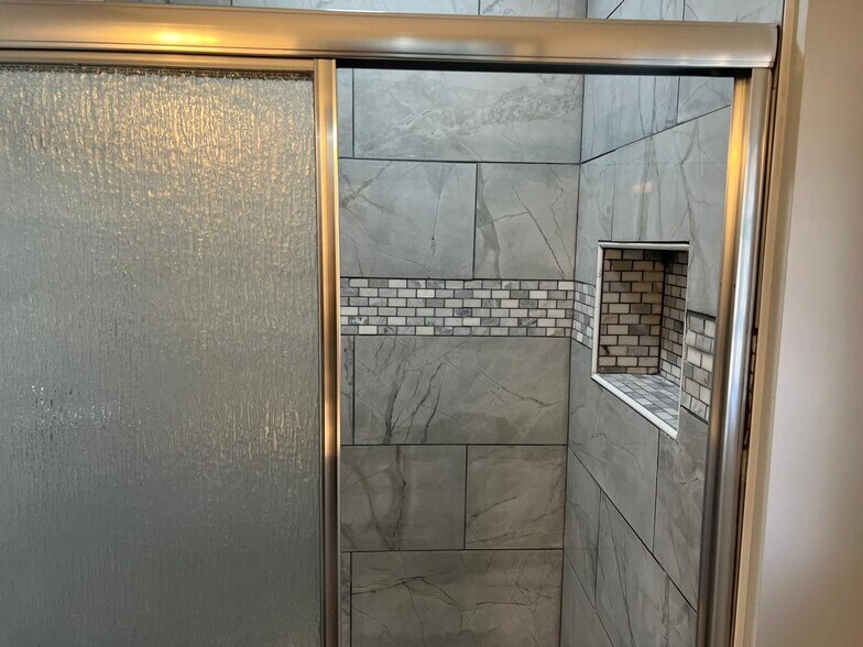 Master Bath - 207 Herbert St