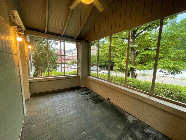 Screened in porch - 908 Oxmoor Rd