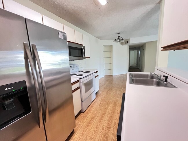 Building Photo - First Floor, Unfurnished, 3 Bedroom, 2 Bath Condo with Screened-in Back Patio!