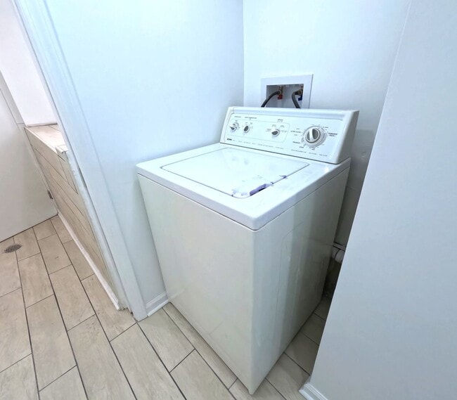 Building Photo - Beautiful Home Lowell Ave.