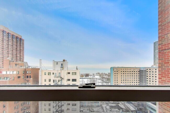 Building Photo - 2909 N Sheridan Rd