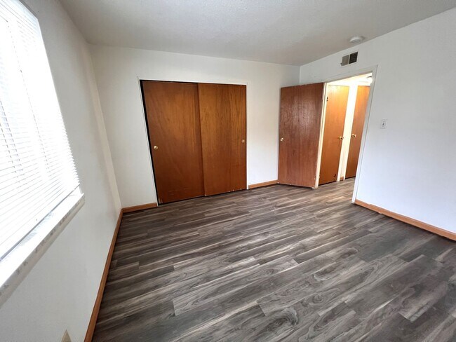 Building Photo - Spacious 1 bedroom 1 bath - AVAILABLE NOW