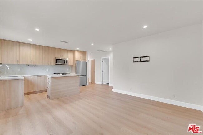 Building Photo - 6915 Encino Ave