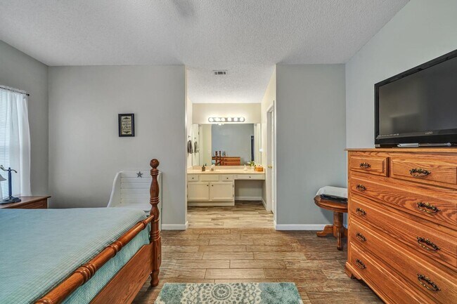 Building Photo - Updated 3 Bedroom in Central Location!