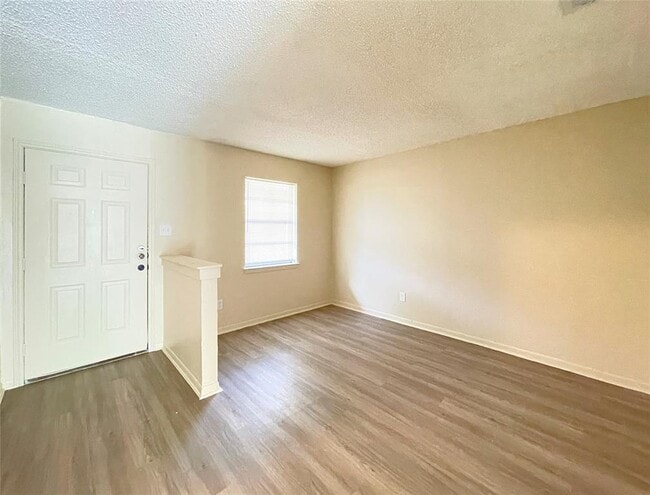 Building Photo - 902 N Meadows Dr
