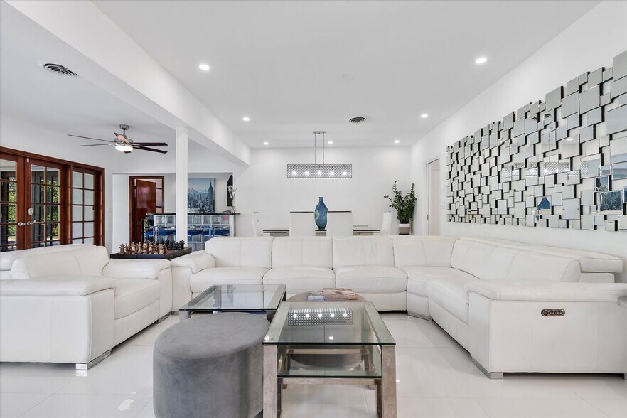 Building Photo - 440 N Rainbow Dr