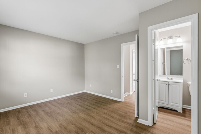 Building Photo - Updated 2-bedroom, 2.5-bath property Greensboro!