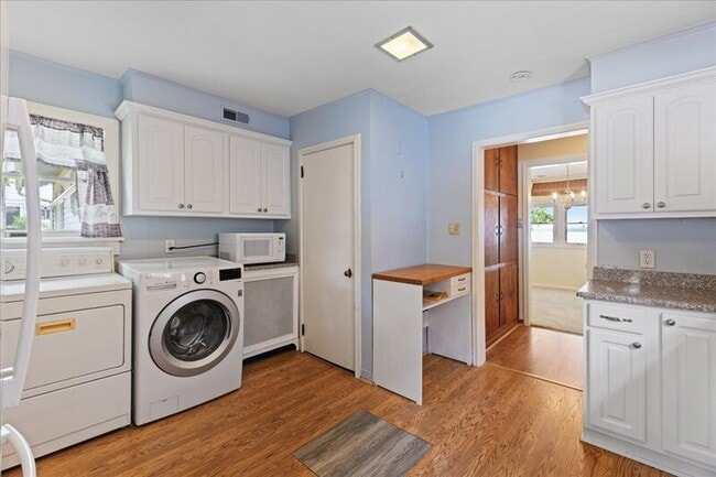 Building Photo - 309 S River Walk