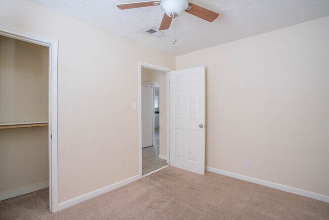 Building Photo - 1846 Henry Cir SW