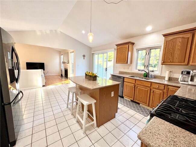 Building Photo - 65 Carriage Trl