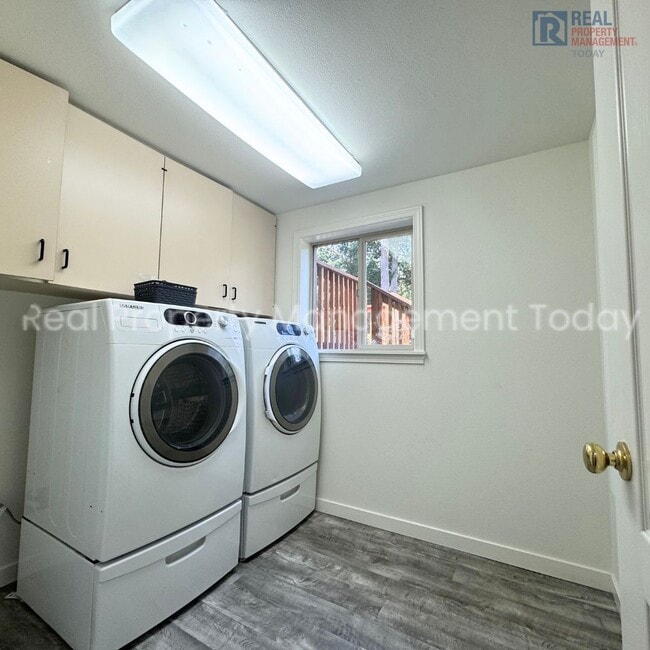 Building Photo - Charming 3 Bedroom with Huge Backyard!