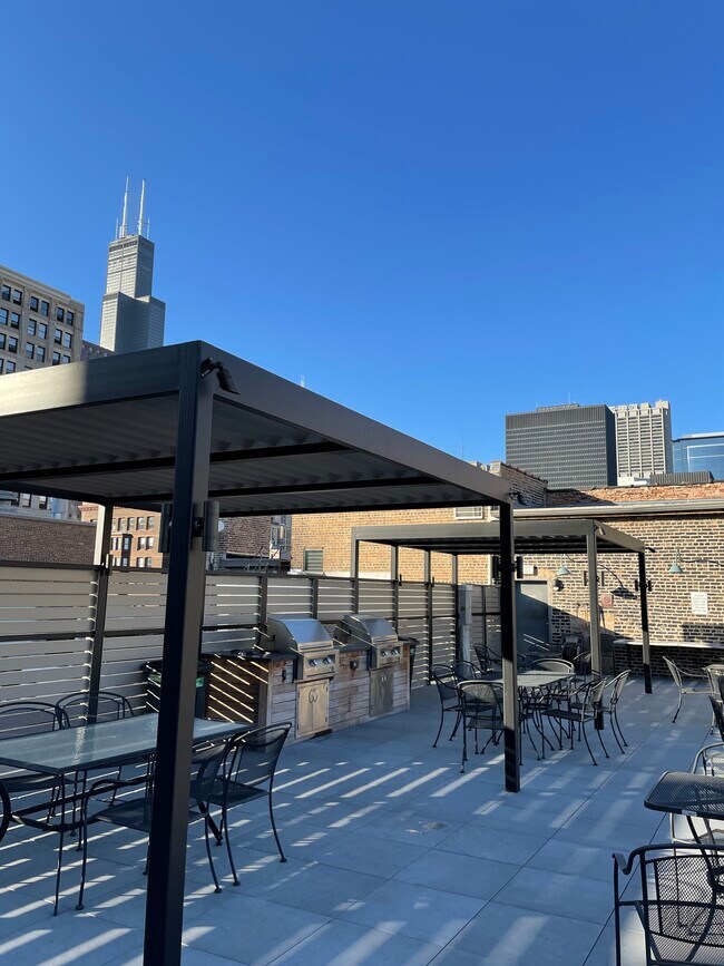 Building Photo - 621 S Plymouth Ct