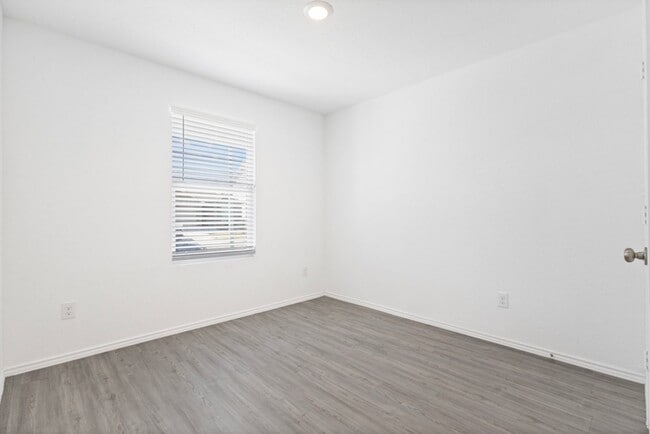 Building Photo - Charming Home Awaits: Spacious & in a Prime Location