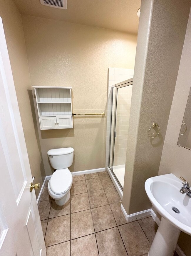 Building Photo - Beautiful Natomas Park Home – 5 Bed / 3 Bath, new interior paint, 2 story!