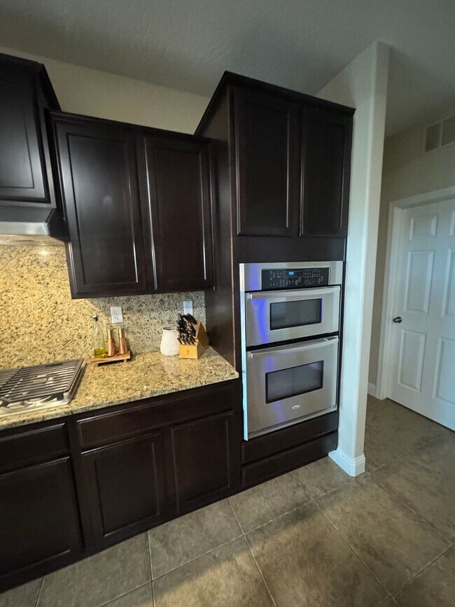 Building Photo - 3 bed 2 bath - beautiful home!