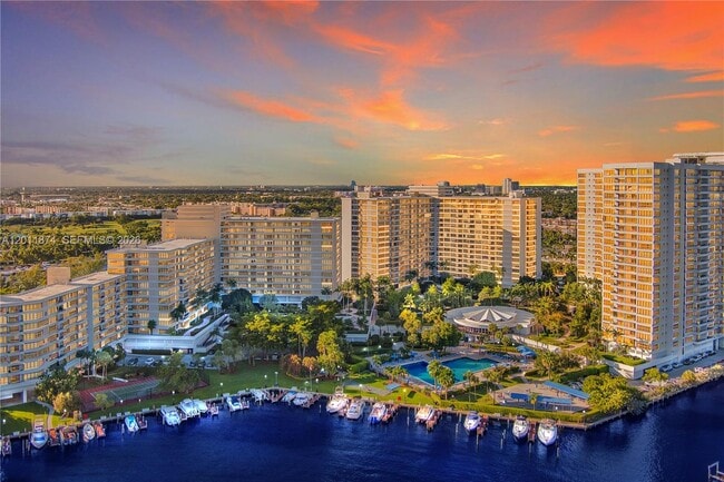 Building Photo - 2500 Parkview Dr