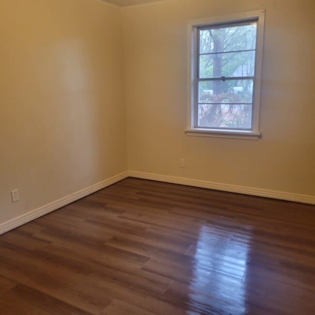 Building Photo - 210 Camellia Dr