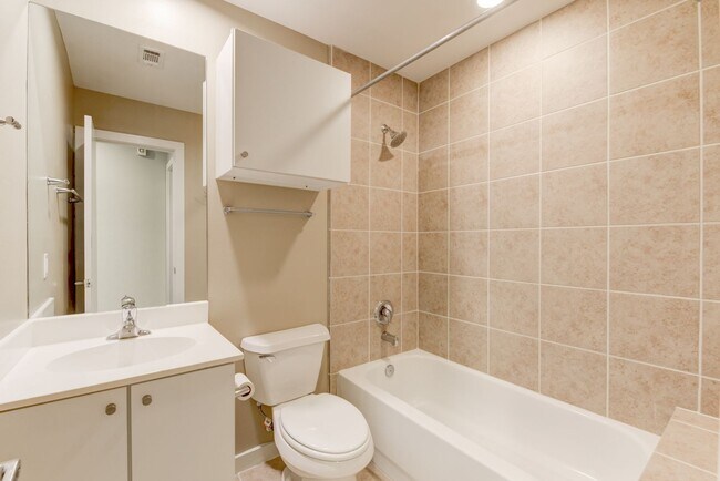 Building Photo - Modern Townhome In The Heart Of Midtown!