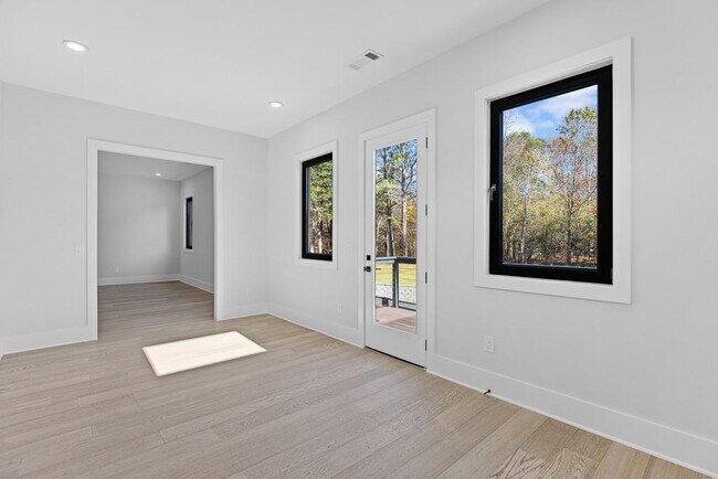 Building Photo - 555 Versailles Dr