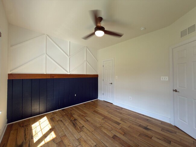 Building Photo - Spacious 4 Bed 3.5 Bath Home in Round Hill VA For Rent!