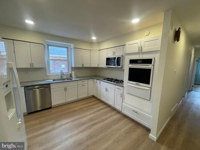 Building Photo - 1230 Napfle Ave