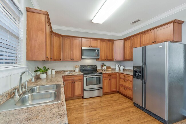 Building Photo - FABULOUS LOCATION!! 2BEDROOM 2 BATH TOWNHO...