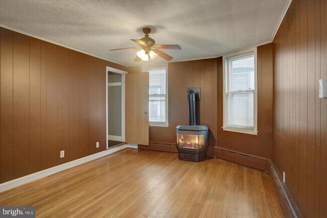 Building Photo - 230 W 2nd St