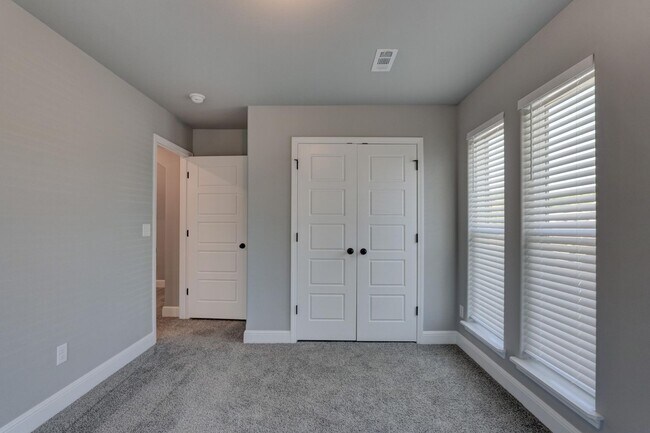 Building Photo - 802 Delaney Dr