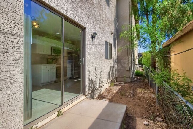 Building Photo - 5323 E Taylor St