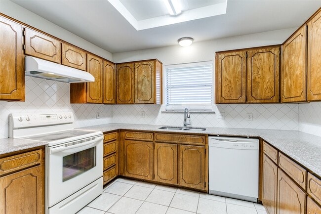 Building Photo - 215 Meadowbrook Ln