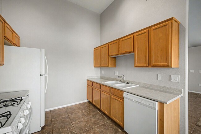 Building Photo - 2 BEDROOM CONDO WITH MOUNTAIN VIEWS!