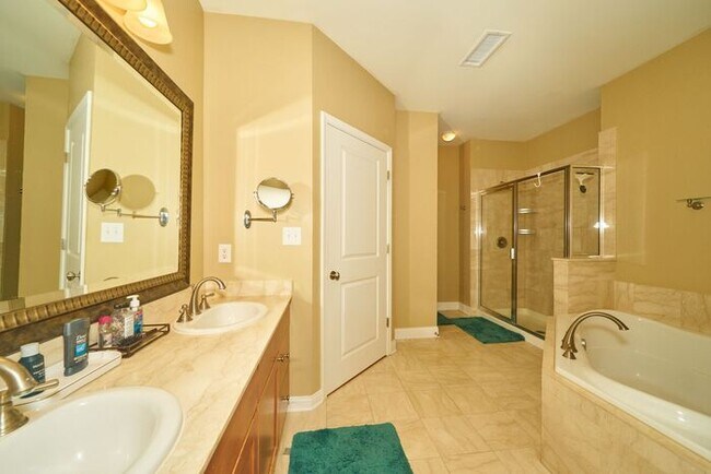 Building Photo - Top Floor Condo in Great Carmel Location!