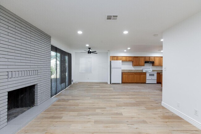 Building Photo - 3 bed and 2 bath with big yard for boat an...