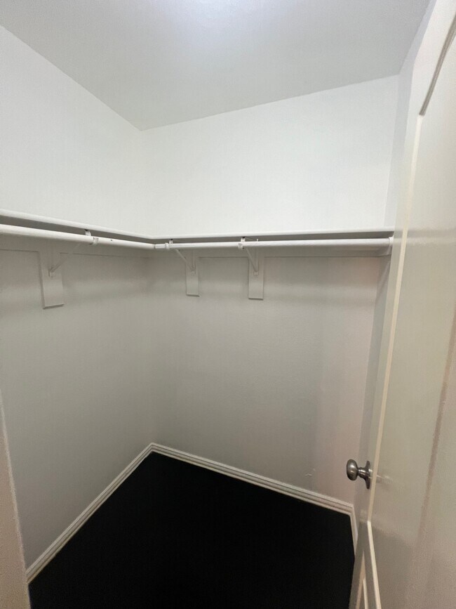 Building Photo - 2213 Ridgewood Dr