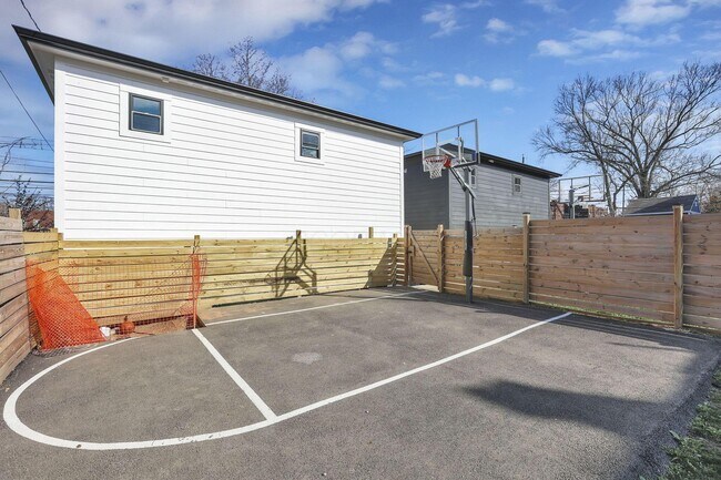 Building Photo - 1466 Hamlet St