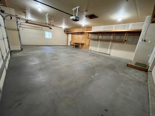 Building Photo - Stunning 4 Bed/2 Bath with 3 Car Garage and Fenced in Yard!