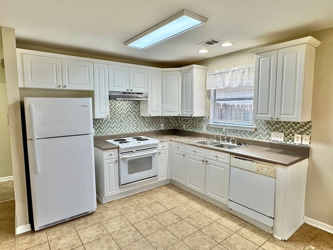 Building Photo - 436 Park Lake Dr