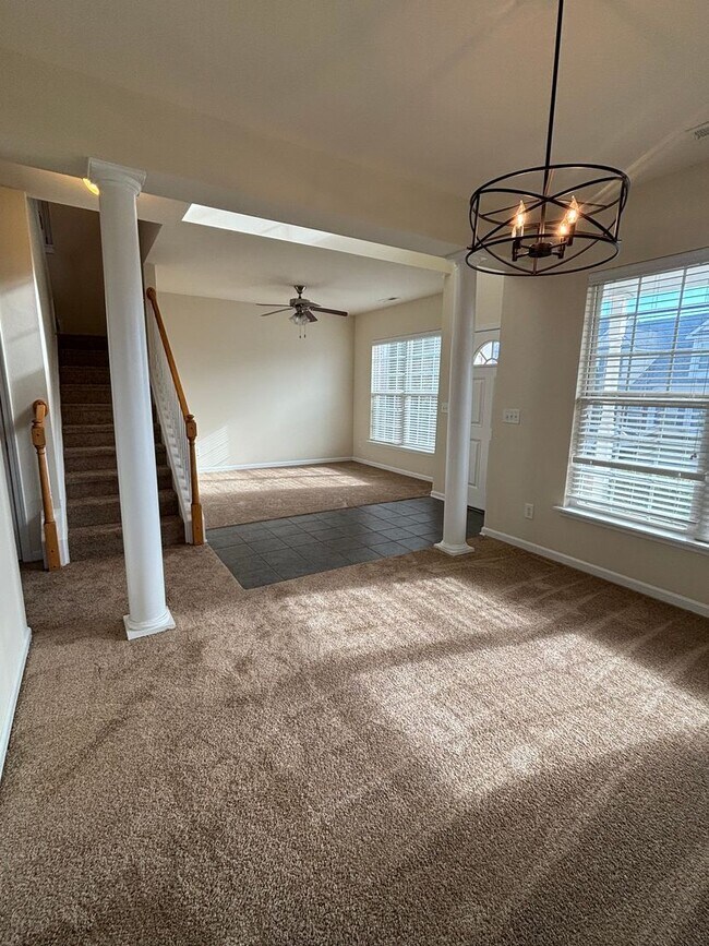 Building Photo - Spacious End Unit 3BR/2.5BA Townhouse