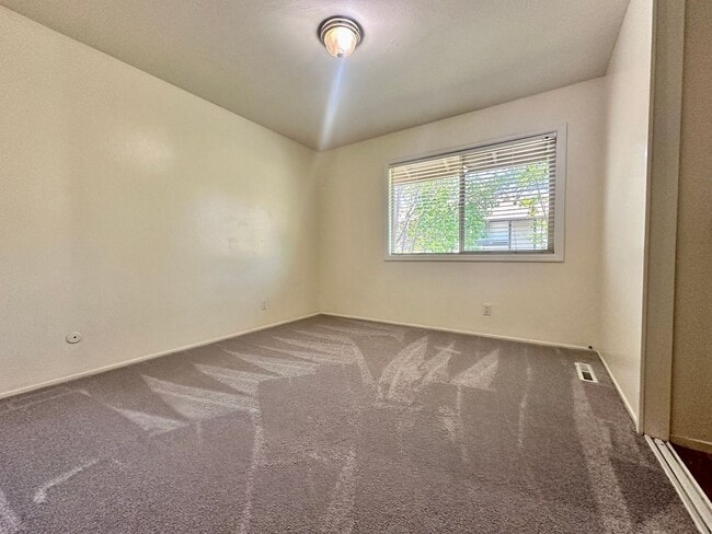 Building Photo - Spacious 3 Bed 2.5 Bath Walnut Creek Townhome - Commuter's Dream!